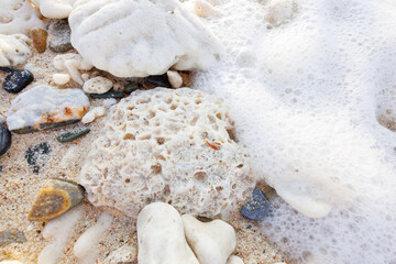 朝の阿嘉島、前浜（メーヌハマ）ビーチ。
最高に美しい白砂のビーチ。
サンゴが砕けてできた砂である。
場所によっては塊のサンゴの残骸が集まっていて、踏みしめるとソーダが弾けるようなシュワシュワとした金属質の高周波の美しい音がする。
日本国沖縄県島尻郡慶良間諸島の阿嘉島にて。
2021年4月28日撮影。
Menuhama Beach, Aka Island in the morning.
The mo