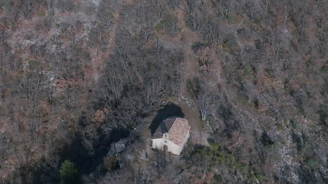 Plongez dans une perspective divine de la chapelle de Done &agrave; Montbrun les Bains, France, &agrave; travers cette vid&eacute;o a&eacute;rienne saisissante.