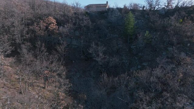 Plongez dans une perspective divine de la chapelle de Done &agrave; Montbrun les Bains, France, &agrave; travers cette vid&eacute;o a&eacute;rienne saisissante.