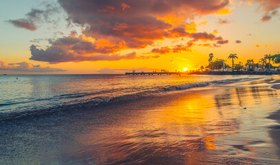 Coucher de soleil à la plage de Case Navire à Schoelcher en Martinique, Antilles Françaises.