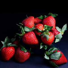 Bol de fresas frescas con un fondo oscuro