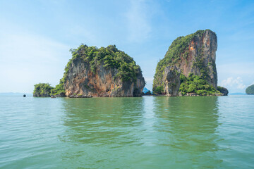 Obraz premium Clear blue turquoise seawater, Andaman sea in Phuket island in summer season, Thailand. Water in ocean pattern wallpaper background.