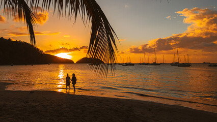 Coucher de soleil à la plage de l'Anse à l'âne aux trois îlets en Martinique, Antilles...