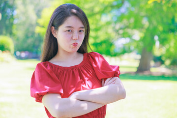 腕を組んで怒る女性
