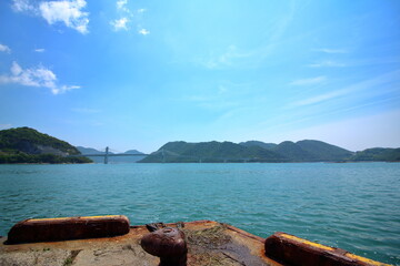快晴の空と遠くに映る橋