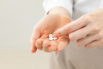 薬を飲むアジア人女性の手元02