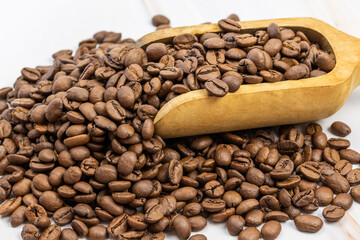 cuillère en bois rempli de grains de café, en gros plan	