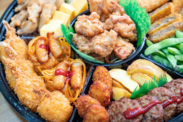 様々な料理が盛り付けられたオードブルの写真。パーティーのイメージ。