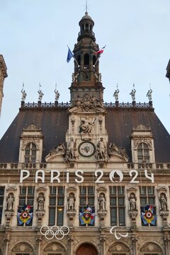 JO de Paris 2024, anneaux olympiques, c&eacute;l&egrave;bre logo symbole des jeux olympiques, et agitos embl&egrave;me des jeux paralympiques, sur la fa&ccedil;ade de la mairie / h&ocirc;tel de ville de Paris &ndash; f&eacute;vrier 2024 (France)