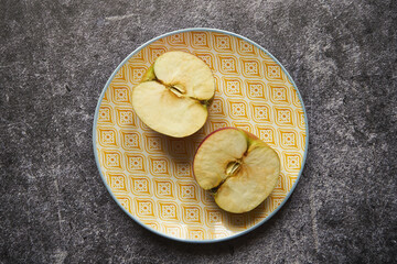 dwie połówki jabłka na talerzu 