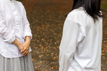 屋外で向かい合う２人の女性
