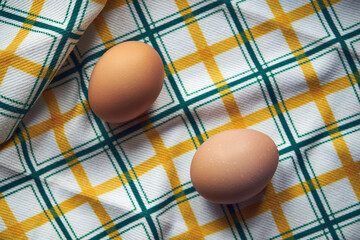 dwa jajka na obrusie 
