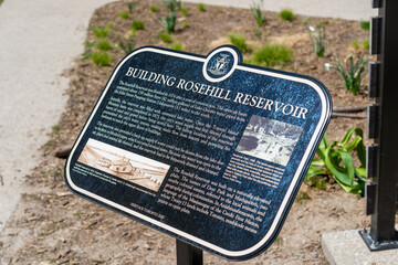 Obraz premium City of Toronto historical plaque with inscription for Rosehill Reservoir (construction) located at 75 Rosehill Avenue