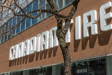 Obraz premium exterior building facade and sign of Canadian Tire located at 839 Yonge Street in Toronto, Canada
