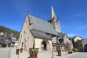 L'église Saint Germain, ville de Bort-Les-Orgues, département de la Corrèze, France - obrazy, fototapety, plakaty