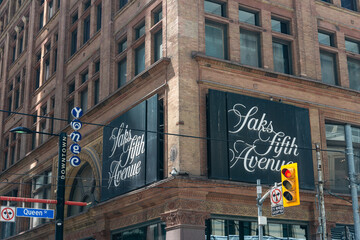 Naklejka premium exterior sign and building of Saks Fifth Avenue, a upscale department store, located at 176 Yonge Street (at Queen Street West) in downtown Toronto, Canada