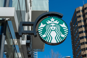 Obraz premium close-up of a round Starbucks Coffee sign featuring the Mermaid logo in downtown Toronto, Canada