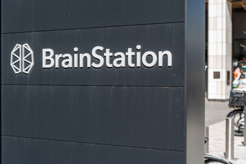 Obraz premium exterior sign of BrainStation, an educational institution, located at 482 Front Street West in Toronto, Canada