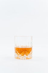 immagine primo piano di bicchiere in cristallo con bevanda alcolica