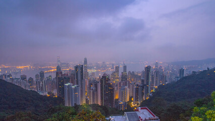 Obraz premium The famous view of Hong Kong from Victoria Peak night to day timelapse.