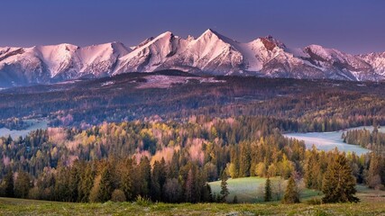 Piękna panorama Tatr Bielskich widziana z Łapszanki w wiosenny poranek