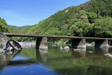 第二三島沈下橋の景観　新緑の季節　（高知県　四万十町）