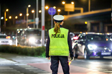 Policjantka ruchu drogowego zatrzymuje pojazd. - obrazy, fototapety, plakaty