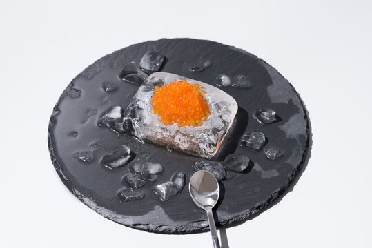 Caviar de salm&oacute;n sobre hielo en un plato de pizarra. Comida gourmet 
