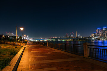 東京都江東区 夜の豊洲、海沿いの遊歩道