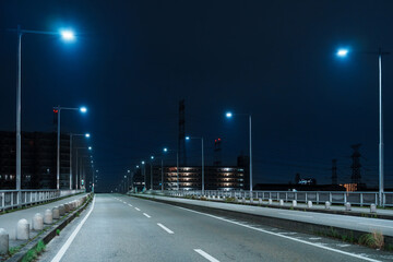 左右の街灯に照らされた道路