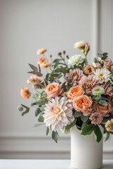 Obraz premium Exquisite bouquet of delicate cream roses in a vase at home decor