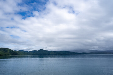 Fototapeta na wymiar 雲に覆われる初秋の田沢湖