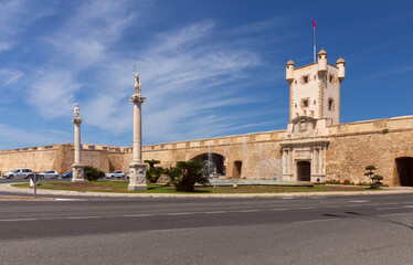 Fototapeta na wymiar Constitution Square and the main gate in the city wall of Cadiz.