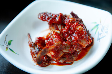 View of the pepper-marinated crab on the dish