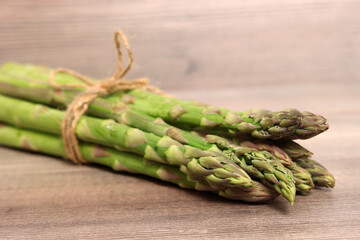 Grüner erntefrischer Spargel