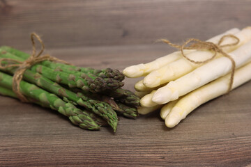 Weißer und grüner Spargel frisch vom Feld