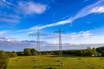Hochspannungsleitungen in Bayern in den Abendstunden. Ein Ausbau der Stromnetz-Infrastruktur ist in Bayern drigend notwendig für die Stabilität des Stromnetzes