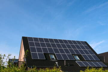 Solaranlage; Solar Paneele , Photovoltaik, Satteldach, Einfamilienhaus, Amortisationszeit