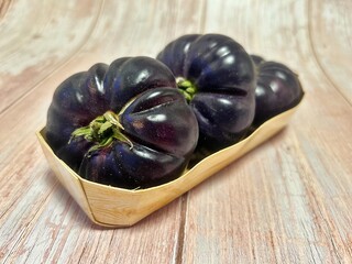 black tomatoes, tomatoes with black skin, fresh vegetables, bowl with tomatoes