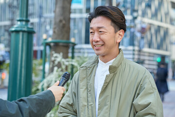 街頭インタビューを受ける男性