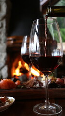 Brindis con copa de vino, festejo con fuego de fondo, invierno, patagonia, sur, 