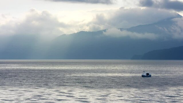 一隻のスワンボート　支笏湖の夕景　
