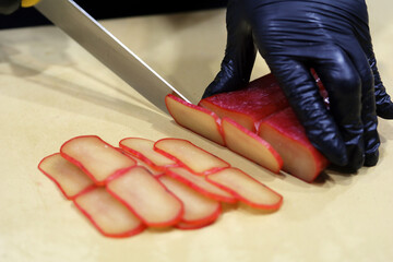 chef cortando hueva de mujol