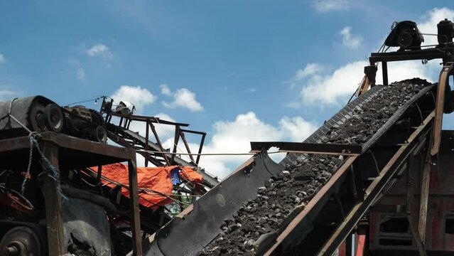 conveyor belt on a stone crushing machine