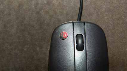 Souris d'ordinateur avec le symbole Yin et Yang sur le clic gauche	