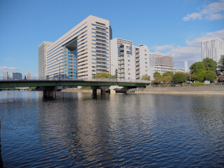 東京の運河と建物。