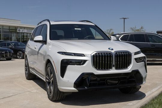 BMW X7 xDrive40i display at a dealership. BMW offers the X7 xDrive40i with a 375hp turbo six-cylinder engine. MY:2025