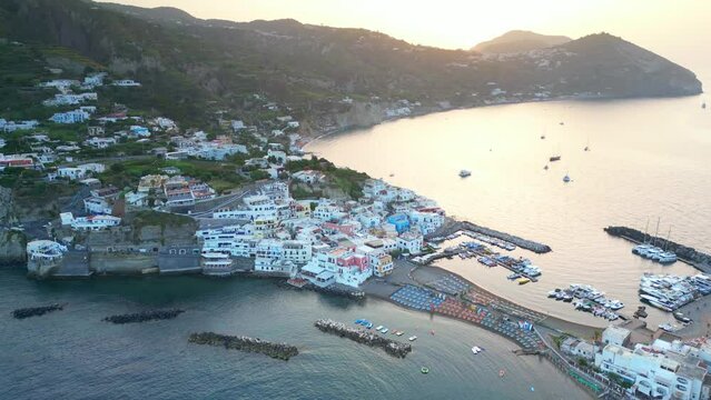 Vista aerea dell&rsquo;alba al Borgo Sant'Angelo a Ischia nel comune di Serrana Fontana.Un borgo di pescatori in un isola a Napoli