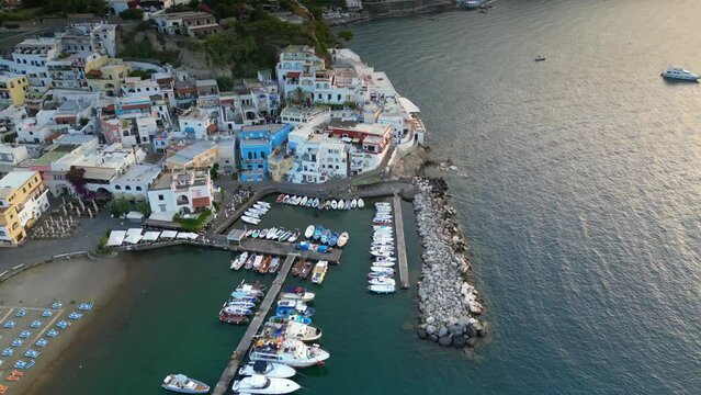 Vista aerea dell&rsquo;alba al Borgo Sant'Angelo a Ischia nel comune di Serrana Fontana.Un borgo di pescatori in un isola a Napoli