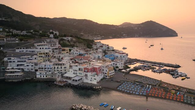 Vista aerea dell&rsquo;alba al Borgo Sant'Angelo a Ischia nel comune di Serrana Fontana.Un borgo di pescatori in un isola a Napoli